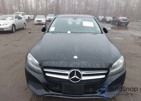 2015 Mercedes-Benz C 300 4Matic z USA, uszkodzony, nr VIN 55SWF4KB9FU072449